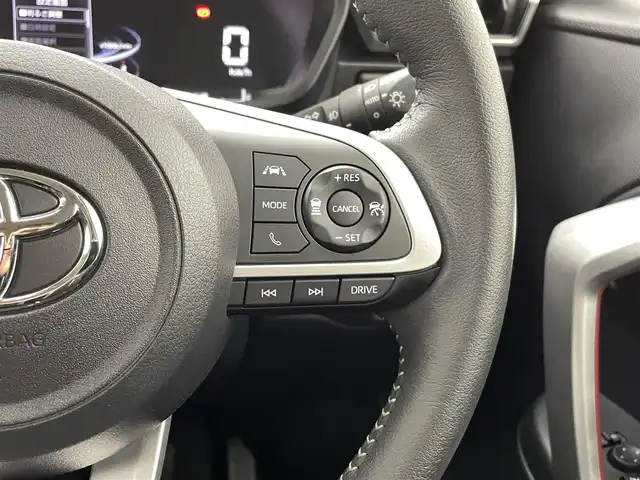 トヨタ ライズ Z 熊本県 2022(令4)年 1.6万km ブラックマイカメタリック/シャイニングホワイトパール 社外ディスプレイオーディオ（ＡｐｐｌＣａｒＰｌａｙ・ＡｎｄｒｏｉｄＡｕｔｏ・ＢＴ）　/バックカメラ　/前後クリアランスソナー　/前席シートヒーター　/スマートアシスト/・衝突警報機能/・車線逸脱警報/・誤発進制御機能/・レーンキープアシスト/・アダブティブクルーズコントロール/・ふらつき警報機能/・オートマチックハイビーム/横滑り防止/アイドリングストップ/純正１７インチAW/オートライト/LEDヘッドライト/フォグライト/スマートキー/プッシュスタート/スペアキー1本