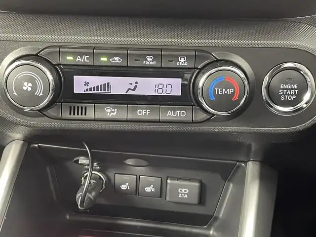 トヨタ ライズ Z 熊本県 2022(令4)年 1.6万km ブラックマイカメタリック/シャイニングホワイトパール 社外ディスプレイオーディオ（ＡｐｐｌＣａｒＰｌａｙ・ＡｎｄｒｏｉｄＡｕｔｏ・ＢＴ）　/バックカメラ　/前後クリアランスソナー　/前席シートヒーター　/スマートアシスト/・衝突警報機能/・車線逸脱警報/・誤発進制御機能/・レーンキープアシスト/・アダブティブクルーズコントロール/・ふらつき警報機能/・オートマチックハイビーム/横滑り防止/アイドリングストップ/純正１７インチAW/オートライト/LEDヘッドライト/フォグライト/スマートキー/プッシュスタート/スペアキー1本