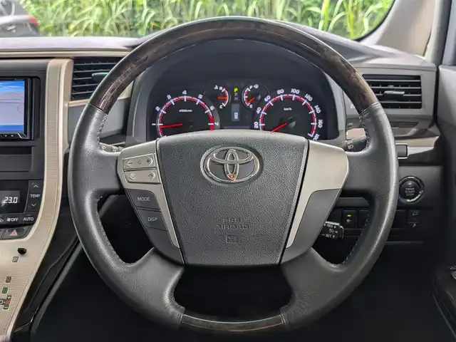 トヨタ ヴェルファイア 2．4Z ゴールデンアイズ 栃木県 2013(平25)年 12.2万km ホワイトパールクリスタルシャイン (株)IDOMが運営する【じしゃロン宇都宮店】の自社ローン専用車両になります。こちらは現金またはオートローンご利用時の価格です。自社ローンご希望の方は別途その旨お申付け下さい/禁煙車/サンルーフ/フリップダウンモニター/ＥＴＣ/社外７型ナビ/Ｂｌｕｅｔｏｏｔｈ接続/ＣＤ／ＤＶＤ/バックカメラ/オットマン/コーナーセンサー/パーキングアシスト/カーテンエアバッグ/両側パワースライドドア/オートライト/スマートキー/プッシュスタート/ドアバイザー/ウィンカーミラー/パワーバックドア