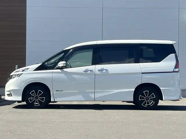 日産 セレナ ハイウェイスター 秋田県 2017(平29)年 8.5万km ブリリアントホワイトパール ４WD/衝突軽減システム/LEDヘッドライト/両側パワスラ/社外ナビ/フルセグ/社外アルミ/スマートキー/アイドリングストップ/プッシュスタート/クルーズコントロール/ステアリングスイッチ/フリップダウンモニター/純正エンジンスターター/社外フロアマット/純正ドアバイザー/オートライト/ダブルオートエアコン/パワーステアリング/パワーウィンドウ/レベライザー/横滑り防止/盗難防止装置/寒冷地仕様/電動格納ウィンカーミラー/取扱説明書
