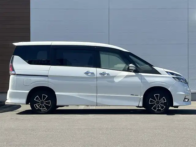 日産 セレナ ハイウェイスター 秋田県 2017(平29)年 8.5万km ブリリアントホワイトパール ４WD/衝突軽減システム/LEDヘッドライト/両側パワスラ/社外ナビ/フルセグ/社外アルミ/スマートキー/アイドリングストップ/プッシュスタート/クルーズコントロール/ステアリングスイッチ/フリップダウンモニター/純正エンジンスターター/社外フロアマット/純正ドアバイザー/オートライト/ダブルオートエアコン/パワーステアリング/パワーウィンドウ/レベライザー/横滑り防止/盗難防止装置/寒冷地仕様/電動格納ウィンカーミラー/取扱説明書
