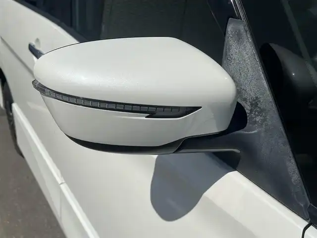 日産 セレナ ハイウェイスター 秋田県 2017(平29)年 8.5万km ブリリアントホワイトパール ４WD/衝突軽減システム/LEDヘッドライト/両側パワスラ/社外ナビ/フルセグ/社外アルミ/スマートキー/アイドリングストップ/プッシュスタート/クルーズコントロール/ステアリングスイッチ/フリップダウンモニター/純正エンジンスターター/社外フロアマット/純正ドアバイザー/オートライト/ダブルオートエアコン/パワーステアリング/パワーウィンドウ/レベライザー/横滑り防止/盗難防止装置/寒冷地仕様/電動格納ウィンカーミラー/取扱説明書