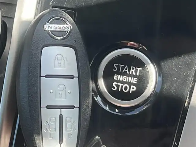 日産 セレナ ハイウェイスター 秋田県 2017(平29)年 8.5万km ブリリアントホワイトパール ４WD/衝突軽減システム/LEDヘッドライト/両側パワスラ/社外ナビ/フルセグ/社外アルミ/スマートキー/アイドリングストップ/プッシュスタート/クルーズコントロール/ステアリングスイッチ/フリップダウンモニター/純正エンジンスターター/社外フロアマット/純正ドアバイザー/オートライト/ダブルオートエアコン/パワーステアリング/パワーウィンドウ/レベライザー/横滑り防止/盗難防止装置/寒冷地仕様/電動格納ウィンカーミラー/取扱説明書