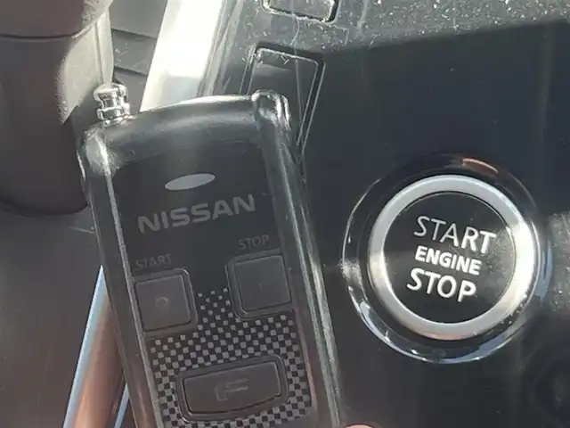 日産 セレナ ハイウェイスター 秋田県 2017(平29)年 8.5万km ブリリアントホワイトパール ４WD/衝突軽減システム/LEDヘッドライト/両側パワスラ/社外ナビ/フルセグ/社外アルミ/スマートキー/アイドリングストップ/プッシュスタート/クルーズコントロール/ステアリングスイッチ/フリップダウンモニター/純正エンジンスターター/社外フロアマット/純正ドアバイザー/オートライト/ダブルオートエアコン/パワーステアリング/パワーウィンドウ/レベライザー/横滑り防止/盗難防止装置/寒冷地仕様/電動格納ウィンカーミラー/取扱説明書