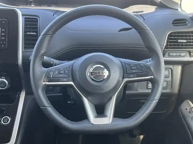 日産 セレナ ハイウェイスター 秋田県 2017(平29)年 8.5万km ブリリアントホワイトパール ４WD/衝突軽減システム/LEDヘッドライト/両側パワスラ/社外ナビ/フルセグ/社外アルミ/スマートキー/アイドリングストップ/プッシュスタート/クルーズコントロール/ステアリングスイッチ/フリップダウンモニター/純正エンジンスターター/社外フロアマット/純正ドアバイザー/オートライト/ダブルオートエアコン/パワーステアリング/パワーウィンドウ/レベライザー/横滑り防止/盗難防止装置/寒冷地仕様/電動格納ウィンカーミラー/取扱説明書
