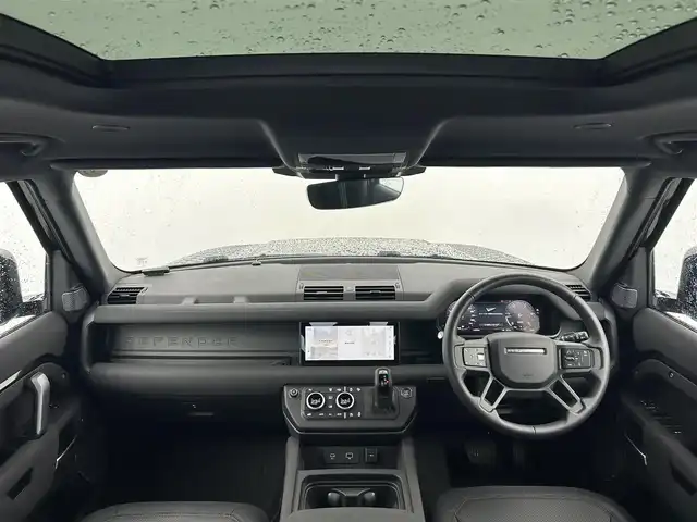 ランドローバー ランドローバー ディフェンダー 110XダイナミックSE 愛知県 2023(令5)年 4.7万km 黒 エクステンデッドブラックエクステリアパック/サンルーフ/純正ナビ/（Bluetooth/AM/FM）/全方位カメラ/純正20インチAW/ワンオーナー/ブラインドスポットモニター/純正フロアマット/衝突軽減システム/ACC/レーンキープ/オートライト/スマートキー/ダウンヒルアシストコントロール/パドルシフト/ソナー/ハーフレザー/パワーシート/ステアリングリモコン/電子パーキング/メモリシート/電動格納ミラー/ルーフレール