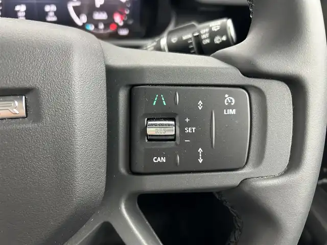 ランドローバー ランドローバー ディフェンダー 110XダイナミックSE 愛知県 2023(令5)年 4.7万km 黒 エクステンデッドブラックエクステリアパック/サンルーフ/純正ナビ/（Bluetooth/AM/FM）/全方位カメラ/純正20インチAW/ワンオーナー/ブラインドスポットモニター/純正フロアマット/衝突軽減システム/ACC/レーンキープ/オートライト/スマートキー/ダウンヒルアシストコントロール/パドルシフト/ソナー/ハーフレザー/パワーシート/ステアリングリモコン/電子パーキング/メモリシート/電動格納ミラー/ルーフレール