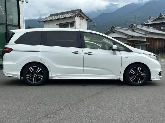 ホンダ オデッセイ ハイブリッド アブソルートセンシングEXパック 愛媛県 2017(平29)年 6.1万km ホワイトオーキッドパール アルパイン9型ナビ/アルパイン11型後席モニター(パッケージ-M1100)/両側電動スライド/アダプティブクルーズコントロール/ブラインドスポットモニター/クリアランスソナー/衝突被害軽減装置/車線逸脱防止装置/先進車発進お知らせ/電格ミラー/ヒートミラー/LEDヘッドライト/後付け大型アームレスト/無限ドアハンドルプロテクター/100V充電コンセント/現状サマー(純正AW)(215/55/R17)/YOKOHAMA iCeGUARD iG60