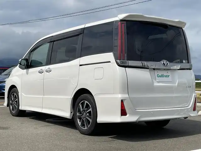 トヨタ ノア Si ダブルバイビーⅡ 佐賀県 2020(令2)年 4.5万km ホワイトパールクリスタルシャイン 純正9インチSDナビゲーション/・フルセグTV/CD/DVD/SD/Bluetooth/純正フリップダウンモニター/バックカメラ/前後ドライブレコーダー/ETC/両側パワースライドドア/後席エアコン/ハーフレザーシート/キャプテンシート/後席サンシェード/ISOFIX対応/革巻きステアリング/ステアリングリモコン/純正16インチアルミホイール/純正LEDヘッドライト/・オートマチックハイビーム/純正LEDフォグランプ/純正フロアマット/純正ドアバイザ―/取扱説明書/トヨタセーフティセンス/・クルーズコントロール/・レーンディパーチャーアラート/・プリクラッシュセーフティ/・クリアランスソナー