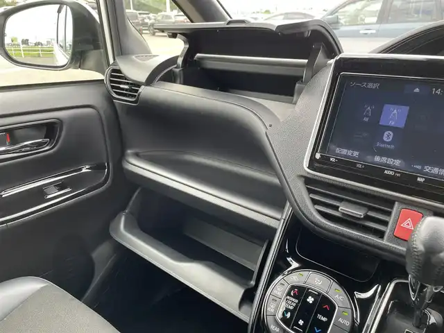 トヨタ ノア Si ダブルバイビーⅡ 佐賀県 2020(令2)年 4.5万km ホワイトパールクリスタルシャイン 純正9インチSDナビゲーション/・フルセグTV/CD/DVD/SD/Bluetooth/純正フリップダウンモニター/バックカメラ/前後ドライブレコーダー/ETC/両側パワースライドドア/後席エアコン/ハーフレザーシート/キャプテンシート/後席サンシェード/ISOFIX対応/革巻きステアリング/ステアリングリモコン/純正16インチアルミホイール/純正LEDヘッドライト/・オートマチックハイビーム/純正LEDフォグランプ/純正フロアマット/純正ドアバイザ―/取扱説明書/トヨタセーフティセンス/・クルーズコントロール/・レーンディパーチャーアラート/・プリクラッシュセーフティ/・クリアランスソナー