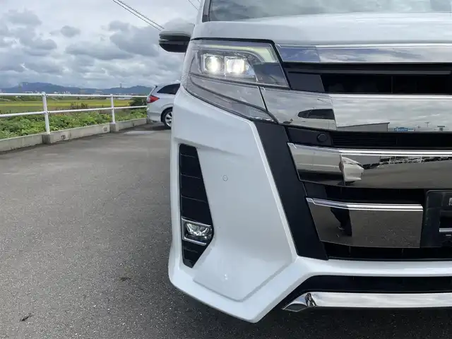 トヨタ ノア Si ダブルバイビーⅡ 佐賀県 2020(令2)年 4.5万km ホワイトパールクリスタルシャイン 純正9インチSDナビゲーション/・フルセグTV/CD/DVD/SD/Bluetooth/純正フリップダウンモニター/バックカメラ/前後ドライブレコーダー/ETC/両側パワースライドドア/後席エアコン/ハーフレザーシート/キャプテンシート/後席サンシェード/ISOFIX対応/革巻きステアリング/ステアリングリモコン/純正16インチアルミホイール/純正LEDヘッドライト/・オートマチックハイビーム/純正LEDフォグランプ/純正フロアマット/純正ドアバイザ―/取扱説明書/トヨタセーフティセンス/・クルーズコントロール/・レーンディパーチャーアラート/・プリクラッシュセーフティ/・クリアランスソナー