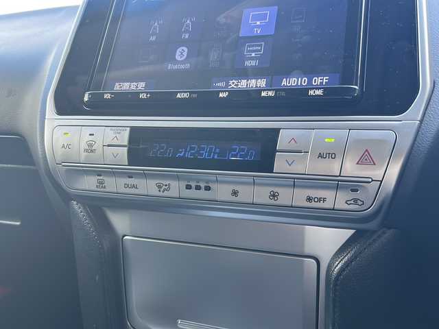 トヨタ ランドクルーザー プラド TX 静岡県 2021(令3)年 2.8万km アティチュードブラックマイカ 純正SDナビ/・CD/・DVD/・フルセグＴＶ/・Bluetooth/・USB/・AM/・FM/主要装備/・衝突軽減/・レーンキープ/・追従クルコン/・コーナーセンサー前後/・踏み間違い防止/・バックカメラ/・ビルトインETC/・ドラレコ前後/・MTモード付/・純正フロアマット/・社外/純正アルミホイール/・LEDヘッドライト/・オートハイビーム/・ヘッドライトウォッシャー/・スマートキー/・プッシュスタート