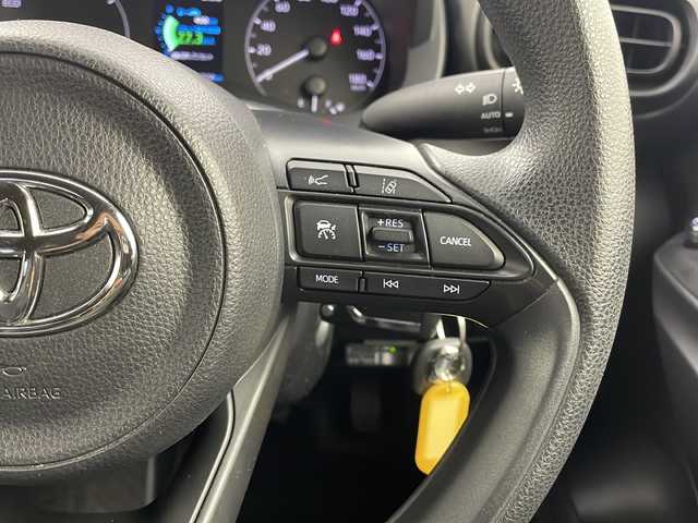 トヨタ ヤリス ハイブリッド X 栃木県 2020(令2)年 4万km シルバーM 純正8インチナビ/（AM/FM/Bluetooth/USB)/トヨタセーフティセンス/・衝突軽減ブレーキ/・レーンキープアシスト/・追従式クルーズコントロール/・オートマチックハイビーム/・クリアランスソナー/オートライト/ステアリングスイッチ/横滑り防止装置/前方ドライブレコーダー/禁煙車/ETC/スペアキー有/純正フロアマット/ドアバイザー