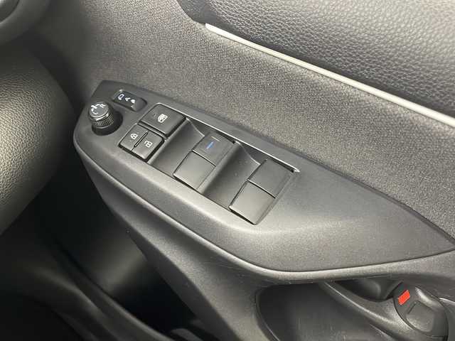 トヨタ ヤリス ハイブリッド X 栃木県 2020(令2)年 4万km シルバーM 純正8インチナビ/（AM/FM/Bluetooth/USB)/トヨタセーフティセンス/・衝突軽減ブレーキ/・レーンキープアシスト/・追従式クルーズコントロール/・オートマチックハイビーム/・クリアランスソナー/オートライト/ステアリングスイッチ/横滑り防止装置/前方ドライブレコーダー/禁煙車/ETC/スペアキー有/純正フロアマット/ドアバイザー