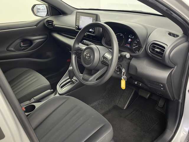トヨタ ヤリス ハイブリッド X 栃木県 2020(令2)年 4万km シルバーM 純正8インチナビ/（AM/FM/Bluetooth/USB)/トヨタセーフティセンス/・衝突軽減ブレーキ/・レーンキープアシスト/・追従式クルーズコントロール/・オートマチックハイビーム/・クリアランスソナー/オートライト/ステアリングスイッチ/横滑り防止装置/前方ドライブレコーダー/禁煙車/ETC/スペアキー有/純正フロアマット/ドアバイザー