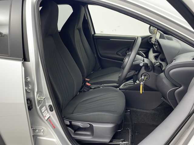 トヨタ ヤリス ハイブリッド X 栃木県 2020(令2)年 4万km シルバーM 純正8インチナビ/（AM/FM/Bluetooth/USB)/トヨタセーフティセンス/・衝突軽減ブレーキ/・レーンキープアシスト/・追従式クルーズコントロール/・オートマチックハイビーム/・クリアランスソナー/オートライト/ステアリングスイッチ/横滑り防止装置/前方ドライブレコーダー/禁煙車/ETC/スペアキー有/純正フロアマット/ドアバイザー