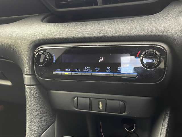 トヨタ ヤリス ハイブリッド X 栃木県 2020(令2)年 4万km シルバーM 純正8インチナビ/（AM/FM/Bluetooth/USB)/トヨタセーフティセンス/・衝突軽減ブレーキ/・レーンキープアシスト/・追従式クルーズコントロール/・オートマチックハイビーム/・クリアランスソナー/オートライト/ステアリングスイッチ/横滑り防止装置/前方ドライブレコーダー/禁煙車/ETC/スペアキー有/純正フロアマット/ドアバイザー