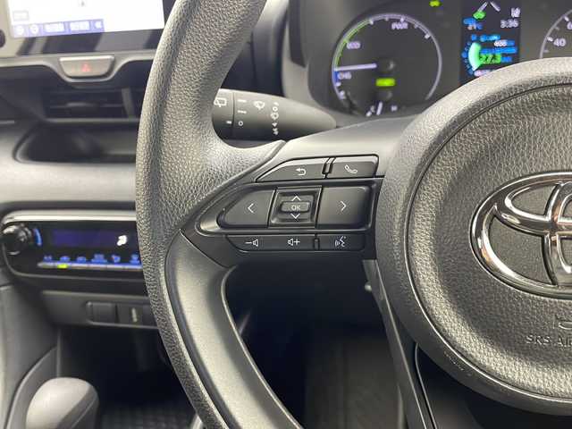トヨタ ヤリス ハイブリッド X 栃木県 2020(令2)年 4万km シルバーM 純正8インチナビ/（AM/FM/Bluetooth/USB)/トヨタセーフティセンス/・衝突軽減ブレーキ/・レーンキープアシスト/・追従式クルーズコントロール/・オートマチックハイビーム/・クリアランスソナー/オートライト/ステアリングスイッチ/横滑り防止装置/前方ドライブレコーダー/禁煙車/ETC/スペアキー有/純正フロアマット/ドアバイザー