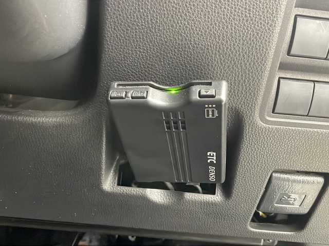 トヨタ ヤリス ハイブリッド X 栃木県 2020(令2)年 4万km シルバーM 純正8インチナビ/（AM/FM/Bluetooth/USB)/トヨタセーフティセンス/・衝突軽減ブレーキ/・レーンキープアシスト/・追従式クルーズコントロール/・オートマチックハイビーム/・クリアランスソナー/オートライト/ステアリングスイッチ/横滑り防止装置/前方ドライブレコーダー/禁煙車/ETC/スペアキー有/純正フロアマット/ドアバイザー
