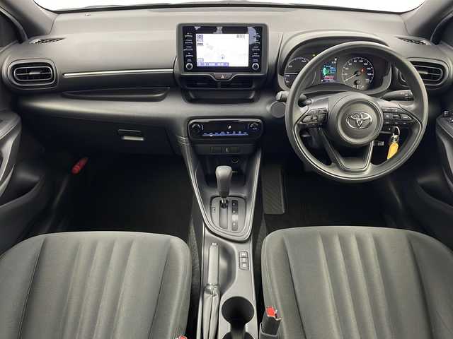 トヨタ ヤリス ハイブリッド X 栃木県 2020(令2)年 4万km シルバーM 純正8インチナビ/（AM/FM/Bluetooth/USB)/トヨタセーフティセンス/・衝突軽減ブレーキ/・レーンキープアシスト/・追従式クルーズコントロール/・オートマチックハイビーム/・クリアランスソナー/オートライト/ステアリングスイッチ/横滑り防止装置/前方ドライブレコーダー/禁煙車/ETC/スペアキー有/純正フロアマット/ドアバイザー