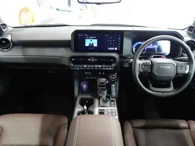 トヨタ ランドクルーザー ２５０ ZX 静岡県 2025(令7)年 0.7万km アバンギャルドブロンズメタリック ワンオーナー/禁煙車/ムーンルーフ・ルーフレール/トヨタセーフティセンス/モデリスタパッケージ/　フロントバンパーガード/　リヤバンパーガーニッシュ/　リヤスポイラー/　シグネチャーイルミブレード/　オーバーフェンダー金属調塗装/　フェンダーガーニッシュ/　サイドモール/　リヤバンパーステップガード/　リヤスポイラー/　LEDフォグバルブ（黄色）/　LEDスマートフットライト/12.3インチディスプレイオーディオプラス/　ナビ/BT/USB/HDMI/フルセグTV/miracast/JBLサウンド/パノラミックビューモニター/ビルトインETC/デジタルインナー/HUD/BSM/AC100V/ステアリングヒーター/パドルシフト/前席パワーシート（D席メモリー付き）/前席ベンチレーション/前席、2列目快適温熱シート/電動格納サードシート/ハンズフリーパワーバックドア/純正リモートスターター/純正プロジェクションカーテシイルミ/純正スカッフイルミプレート/純正ラゲージマット