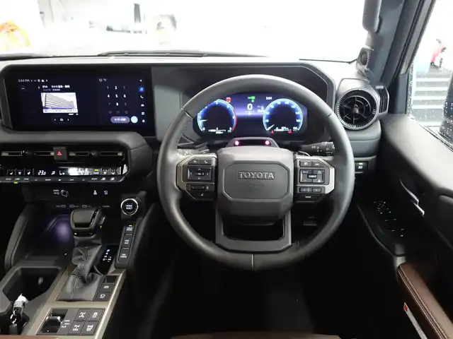 トヨタ ランドクルーザー ２５０ ZX 静岡県 2025(令7)年 0.7万km アバンギャルドブロンズメタリック ワンオーナー/禁煙車/ムーンルーフ・ルーフレール/トヨタセーフティセンス/モデリスタパッケージ/　フロントバンパーガード/　リヤバンパーガーニッシュ/　リヤスポイラー/　シグネチャーイルミブレード/　オーバーフェンダー金属調塗装/　フェンダーガーニッシュ/　サイドモール/　リヤバンパーステップガード/　リヤスポイラー/　LEDフォグバルブ（黄色）/　LEDスマートフットライト/12.3インチディスプレイオーディオプラス/　ナビ/BT/USB/HDMI/フルセグTV/miracast/JBLサウンド/パノラミックビューモニター/ビルトインETC/デジタルインナー/HUD/BSM/AC100V/ステアリングヒーター/パドルシフト/前席パワーシート（D席メモリー付き）/前席ベンチレーション/前席、2列目快適温熱シート/電動格納サードシート/ハンズフリーパワーバックドア/純正リモートスターター/純正プロジェクションカーテシイルミ/純正スカッフイルミプレート/純正ラゲージマット