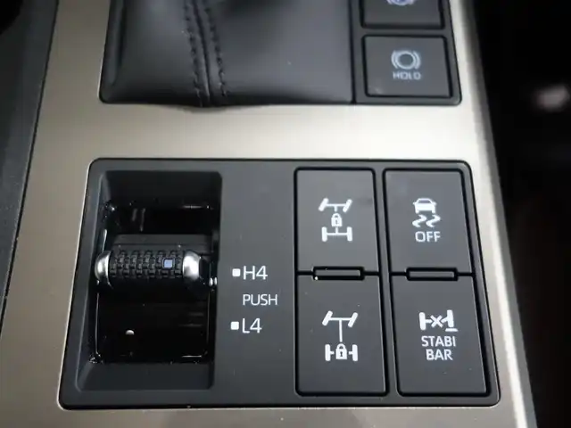 トヨタ ランドクルーザー ２５０ ZX 静岡県 2025(令7)年 0.7万km アバンギャルドブロンズメタリック ワンオーナー/禁煙車/ムーンルーフ・ルーフレール/トヨタセーフティセンス/モデリスタパッケージ/　フロントバンパーガード/　リヤバンパーガーニッシュ/　リヤスポイラー/　シグネチャーイルミブレード/　オーバーフェンダー金属調塗装/　フェンダーガーニッシュ/　サイドモール/　リヤバンパーステップガード/　リヤスポイラー/　LEDフォグバルブ（黄色）/　LEDスマートフットライト/12.3インチディスプレイオーディオプラス/　ナビ/BT/USB/HDMI/フルセグTV/miracast/JBLサウンド/パノラミックビューモニター/ビルトインETC/デジタルインナー/HUD/BSM/AC100V/ステアリングヒーター/パドルシフト/前席パワーシート（D席メモリー付き）/前席ベンチレーション/前席、2列目快適温熱シート/電動格納サードシート/ハンズフリーパワーバックドア/純正リモートスターター/純正プロジェクションカーテシイルミ/純正スカッフイルミプレート/純正ラゲージマット