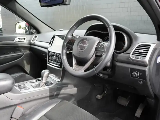 クライスラー・ジープ ジープ グランドチェロキー アルティテュード 静岡県 2019(令1)年 5.9万km ワイン 135台限定モデル/法人ワンオーナー/UconnectナビCarplay対応Bluetooth/フロント サイド バックカメラ/ハーフレザーシート　シートヒーター/デジタルインナーミラー前後ドラレコ/ランニングボード/グロスブラックアクセント/20インチアルミホイール/HIDヘッドライト/ワイヤレス充電/スマートキー/DSRCETC