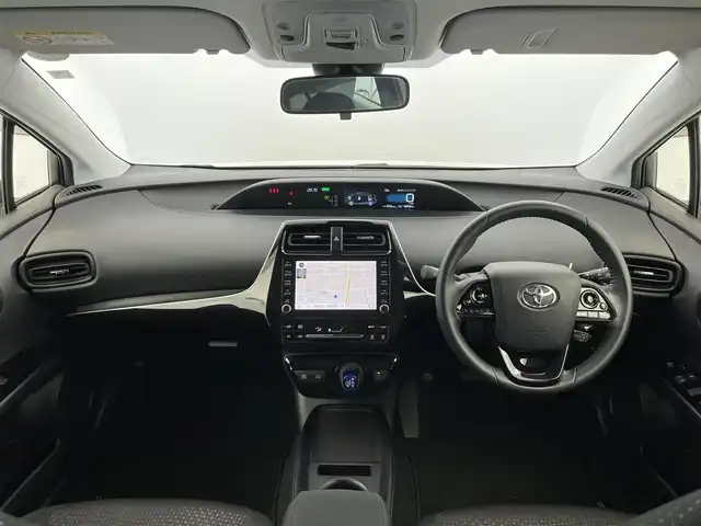 トヨタ プリウス S 富山県 2021(令3)年 4.5万km スーパーホワイトⅡ 純正8型ディスプレイオーディオ（AM/FM/BT/USB）/バックカメラ/ビルトインETC/衝突被害軽減システム/レーダークルーズコントロール/レーンキープアシスト/コーナーセンサー/横滑り防止装置/アイドリングストップ/オートLEDライト/オートマチックハイビーム/フォグライト/社外アルミホイール/純正フロアマット/革巻きステアリング/ステアリングスイッチ/スマートキー