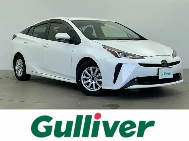 トヨタ プリウス S 富山県 2021(令3)年 4.5万km スーパーホワイトⅡ 純正8型ディスプレイオーディオ（AM/FM/BT/USB）/バックカメラ/ビルトインETC/衝突被害軽減システム/レーダークルーズコントロール/レーンキープアシスト/コーナーセンサー/横滑り防止装置/アイドリングストップ/オートLEDライト/オートマチックハイビーム/フォグライト/社外アルミホイール/純正フロアマット/革巻きステアリング/ステアリングスイッチ/スマートキー