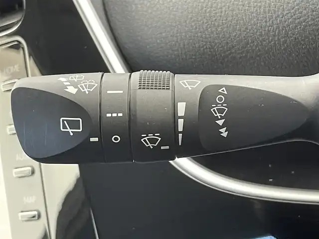 トヨタ プリウス S 富山県 2021(令3)年 4.5万km スーパーホワイトⅡ 純正8型ディスプレイオーディオ（AM/FM/BT/USB）/バックカメラ/ビルトインETC/衝突被害軽減システム/レーダークルーズコントロール/レーンキープアシスト/コーナーセンサー/横滑り防止装置/アイドリングストップ/オートLEDライト/オートマチックハイビーム/フォグライト/社外アルミホイール/純正フロアマット/革巻きステアリング/ステアリングスイッチ/スマートキー