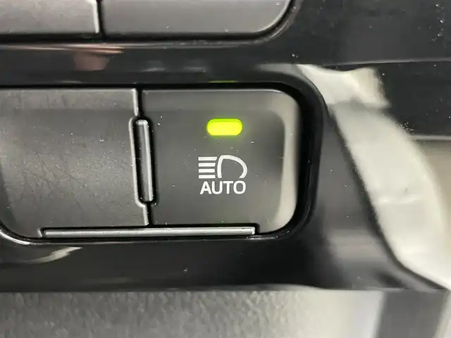 トヨタ プリウス S 富山県 2021(令3)年 4.5万km スーパーホワイトⅡ 純正8型ディスプレイオーディオ（AM/FM/BT/USB）/バックカメラ/ビルトインETC/衝突被害軽減システム/レーダークルーズコントロール/レーンキープアシスト/コーナーセンサー/横滑り防止装置/アイドリングストップ/オートLEDライト/オートマチックハイビーム/フォグライト/社外アルミホイール/純正フロアマット/革巻きステアリング/ステアリングスイッチ/スマートキー