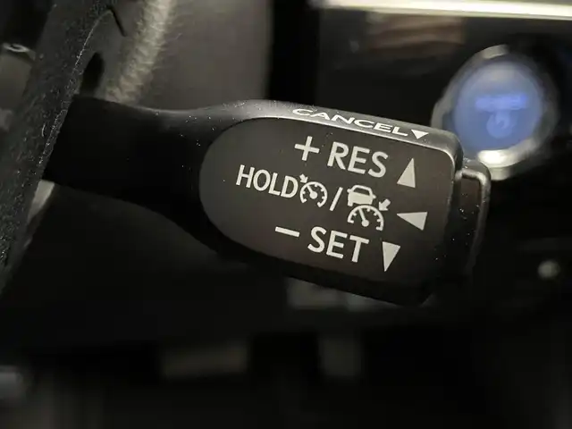 トヨタ プリウス S 富山県 2021(令3)年 4.5万km スーパーホワイトⅡ 純正8型ディスプレイオーディオ（AM/FM/BT/USB）/バックカメラ/ビルトインETC/衝突被害軽減システム/レーダークルーズコントロール/レーンキープアシスト/コーナーセンサー/横滑り防止装置/アイドリングストップ/オートLEDライト/オートマチックハイビーム/フォグライト/社外アルミホイール/純正フロアマット/革巻きステアリング/ステアリングスイッチ/スマートキー