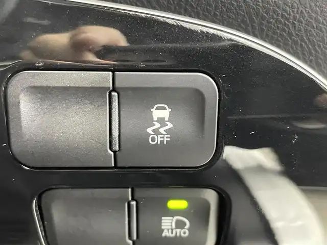 トヨタ プリウス S 富山県 2021(令3)年 4.5万km スーパーホワイトⅡ 純正8型ディスプレイオーディオ（AM/FM/BT/USB）/バックカメラ/ビルトインETC/衝突被害軽減システム/レーダークルーズコントロール/レーンキープアシスト/コーナーセンサー/横滑り防止装置/アイドリングストップ/オートLEDライト/オートマチックハイビーム/フォグライト/社外アルミホイール/純正フロアマット/革巻きステアリング/ステアリングスイッチ/スマートキー