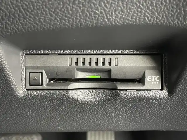 トヨタ プリウス S 富山県 2021(令3)年 4.5万km スーパーホワイトⅡ 純正8型ディスプレイオーディオ（AM/FM/BT/USB）/バックカメラ/ビルトインETC/衝突被害軽減システム/レーダークルーズコントロール/レーンキープアシスト/コーナーセンサー/横滑り防止装置/アイドリングストップ/オートLEDライト/オートマチックハイビーム/フォグライト/社外アルミホイール/純正フロアマット/革巻きステアリング/ステアリングスイッチ/スマートキー