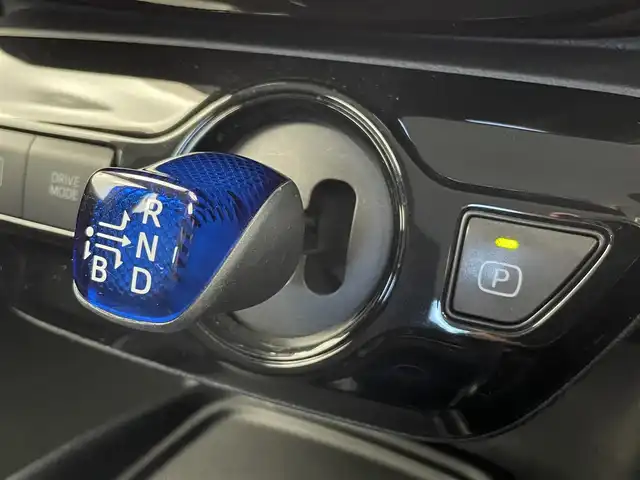 トヨタ プリウス S 富山県 2021(令3)年 4.5万km スーパーホワイトⅡ 純正8型ディスプレイオーディオ（AM/FM/BT/USB）/バックカメラ/ビルトインETC/衝突被害軽減システム/レーダークルーズコントロール/レーンキープアシスト/コーナーセンサー/横滑り防止装置/アイドリングストップ/オートLEDライト/オートマチックハイビーム/フォグライト/社外アルミホイール/純正フロアマット/革巻きステアリング/ステアリングスイッチ/スマートキー