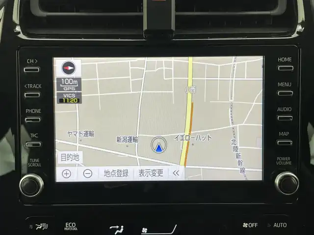 トヨタ プリウス S 富山県 2021(令3)年 4.5万km スーパーホワイトⅡ 純正8型ディスプレイオーディオ（AM/FM/BT/USB）/バックカメラ/ビルトインETC/衝突被害軽減システム/レーダークルーズコントロール/レーンキープアシスト/コーナーセンサー/横滑り防止装置/アイドリングストップ/オートLEDライト/オートマチックハイビーム/フォグライト/社外アルミホイール/純正フロアマット/革巻きステアリング/ステアリングスイッチ/スマートキー