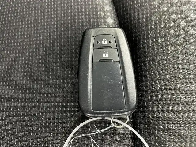 トヨタ プリウス S 富山県 2021(令3)年 4.5万km スーパーホワイトⅡ 純正8型ディスプレイオーディオ（AM/FM/BT/USB）/バックカメラ/ビルトインETC/衝突被害軽減システム/レーダークルーズコントロール/レーンキープアシスト/コーナーセンサー/横滑り防止装置/アイドリングストップ/オートLEDライト/オートマチックハイビーム/フォグライト/社外アルミホイール/純正フロアマット/革巻きステアリング/ステアリングスイッチ/スマートキー