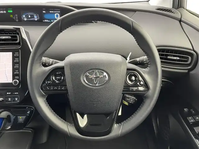 トヨタ プリウス S 富山県 2021(令3)年 4.5万km スーパーホワイトⅡ 純正8型ディスプレイオーディオ（AM/FM/BT/USB）/バックカメラ/ビルトインETC/衝突被害軽減システム/レーダークルーズコントロール/レーンキープアシスト/コーナーセンサー/横滑り防止装置/アイドリングストップ/オートLEDライト/オートマチックハイビーム/フォグライト/社外アルミホイール/純正フロアマット/革巻きステアリング/ステアリングスイッチ/スマートキー