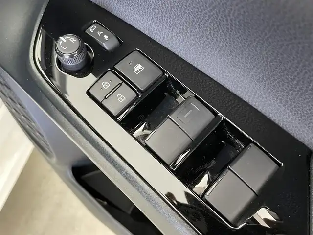 トヨタ プリウス S 富山県 2021(令3)年 4.5万km スーパーホワイトⅡ 純正8型ディスプレイオーディオ（AM/FM/BT/USB）/バックカメラ/ビルトインETC/衝突被害軽減システム/レーダークルーズコントロール/レーンキープアシスト/コーナーセンサー/横滑り防止装置/アイドリングストップ/オートLEDライト/オートマチックハイビーム/フォグライト/社外アルミホイール/純正フロアマット/革巻きステアリング/ステアリングスイッチ/スマートキー