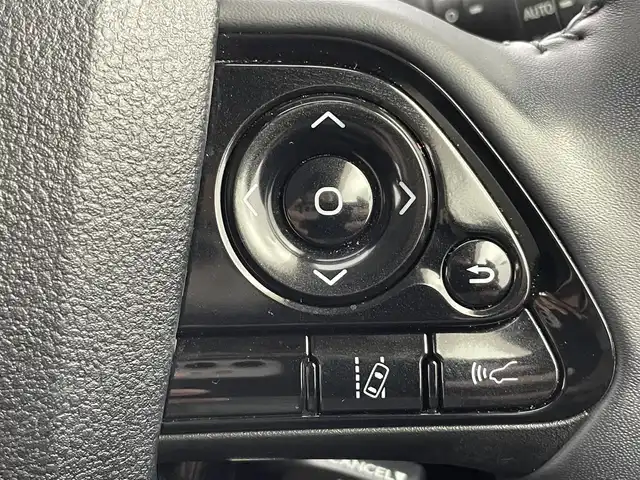 トヨタ プリウス S 富山県 2021(令3)年 4.5万km スーパーホワイトⅡ 純正8型ディスプレイオーディオ（AM/FM/BT/USB）/バックカメラ/ビルトインETC/衝突被害軽減システム/レーダークルーズコントロール/レーンキープアシスト/コーナーセンサー/横滑り防止装置/アイドリングストップ/オートLEDライト/オートマチックハイビーム/フォグライト/社外アルミホイール/純正フロアマット/革巻きステアリング/ステアリングスイッチ/スマートキー