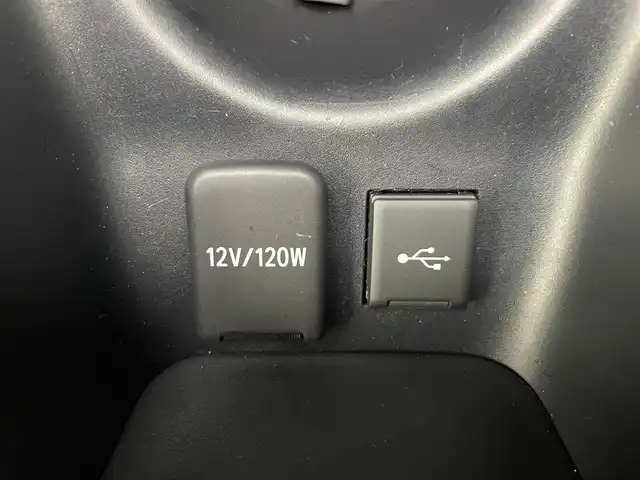 トヨタ プリウス S 富山県 2021(令3)年 4.5万km スーパーホワイトⅡ 純正8型ディスプレイオーディオ（AM/FM/BT/USB）/バックカメラ/ビルトインETC/衝突被害軽減システム/レーダークルーズコントロール/レーンキープアシスト/コーナーセンサー/横滑り防止装置/アイドリングストップ/オートLEDライト/オートマチックハイビーム/フォグライト/社外アルミホイール/純正フロアマット/革巻きステアリング/ステアリングスイッチ/スマートキー