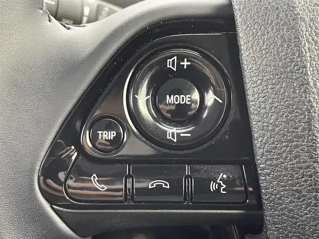 トヨタ プリウス S 富山県 2021(令3)年 4.5万km スーパーホワイトⅡ 純正8型ディスプレイオーディオ（AM/FM/BT/USB）/バックカメラ/ビルトインETC/衝突被害軽減システム/レーダークルーズコントロール/レーンキープアシスト/コーナーセンサー/横滑り防止装置/アイドリングストップ/オートLEDライト/オートマチックハイビーム/フォグライト/社外アルミホイール/純正フロアマット/革巻きステアリング/ステアリングスイッチ/スマートキー