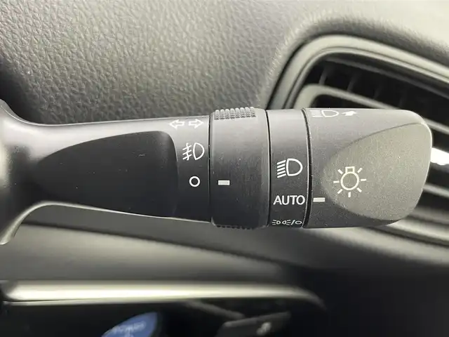 トヨタ プリウス S 富山県 2021(令3)年 4.5万km スーパーホワイトⅡ 純正8型ディスプレイオーディオ（AM/FM/BT/USB）/バックカメラ/ビルトインETC/衝突被害軽減システム/レーダークルーズコントロール/レーンキープアシスト/コーナーセンサー/横滑り防止装置/アイドリングストップ/オートLEDライト/オートマチックハイビーム/フォグライト/社外アルミホイール/純正フロアマット/革巻きステアリング/ステアリングスイッチ/スマートキー