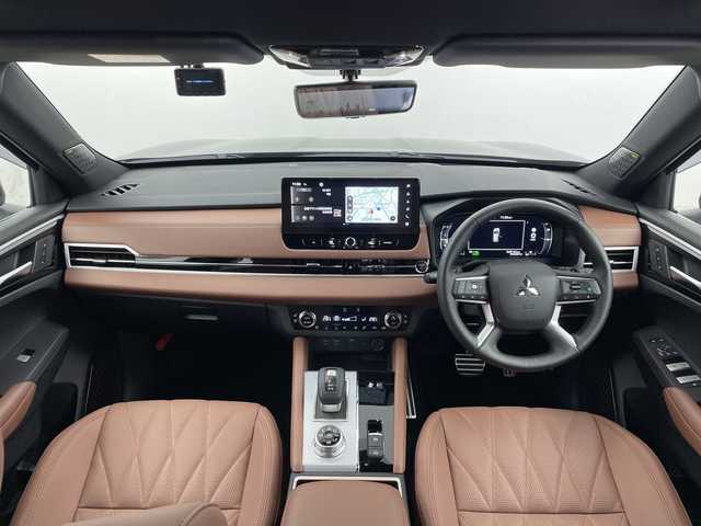 三菱 アウトランダー ＰＨＥＶ P エグゼクティブパッケージ 群馬県 2025(令7)年 0.5万km ブラックダイヤモンド パノラマルーフ　純正１２．３型ナビ　全周囲カメラ　ダイナミックサウンドＹＡＭＡＨＡアルティメット　マイパイロット　電子ミラー　ワイヤレス充電器　ETC　ドラレコ　レザーシート　シートヒーター　禁煙車