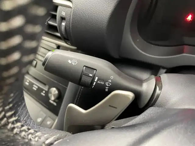 レクサス ＩＳ 300h Fスポーツ 埼玉県 2017(平29)年 5.7万km ホワイトノーヴァガラスフレーク サンルーフ/純正10.3インチナビ/バックカメラ/レーダークルーズコントロール/コーナーセンサー/レザーシート/前席パワーシート/前席シートヒーター/前席ベンチレーション/運転席シートメモリー/ステアリングヒーター/パドルシフト/ドライブレコーダー/ビルトインETC2.0/LEDオートライト/純正18インチアルミホイール