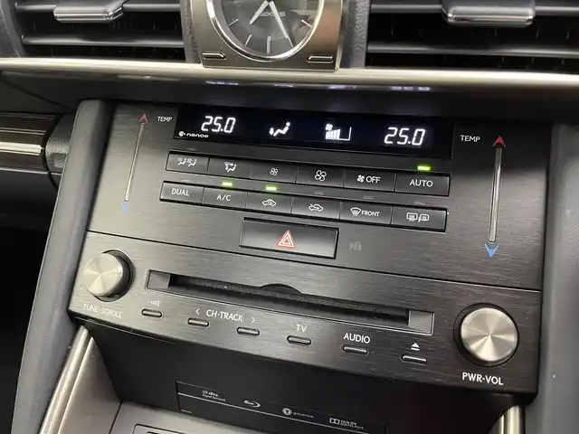 レクサス ＩＳ 300h Fスポーツ 埼玉県 2017(平29)年 5.7万km ホワイトノーヴァガラスフレーク サンルーフ/純正10.3インチナビ/バックカメラ/レーダークルーズコントロール/コーナーセンサー/レザーシート/前席パワーシート/前席シートヒーター/前席ベンチレーション/運転席シートメモリー/ステアリングヒーター/パドルシフト/ドライブレコーダー/ビルトインETC2.0/LEDオートライト/純正18インチアルミホイール