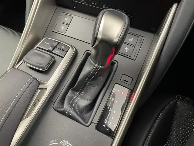 レクサス ＩＳ 300h Fスポーツ 埼玉県 2017(平29)年 5.7万km ホワイトノーヴァガラスフレーク サンルーフ/純正10.3インチナビ/バックカメラ/レーダークルーズコントロール/コーナーセンサー/レザーシート/前席パワーシート/前席シートヒーター/前席ベンチレーション/運転席シートメモリー/ステアリングヒーター/パドルシフト/ドライブレコーダー/ビルトインETC2.0/LEDオートライト/純正18インチアルミホイール