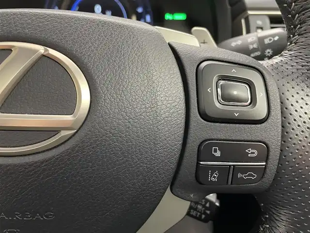 レクサス ＩＳ 300h Fスポーツ 埼玉県 2017(平29)年 5.7万km ホワイトノーヴァガラスフレーク サンルーフ/純正10.3インチナビ/バックカメラ/レーダークルーズコントロール/コーナーセンサー/レザーシート/前席パワーシート/前席シートヒーター/前席ベンチレーション/運転席シートメモリー/ステアリングヒーター/パドルシフト/ドライブレコーダー/ビルトインETC2.0/LEDオートライト/純正18インチアルミホイール