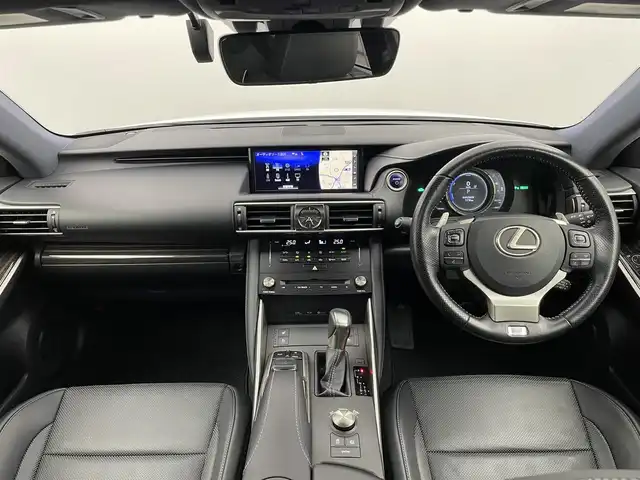 レクサス ＩＳ 300h Fスポーツ 埼玉県 2017(平29)年 5.7万km ホワイトノーヴァガラスフレーク サンルーフ/純正10.3インチナビ/バックカメラ/レーダークルーズコントロール/コーナーセンサー/レザーシート/前席パワーシート/前席シートヒーター/前席ベンチレーション/運転席シートメモリー/ステアリングヒーター/パドルシフト/ドライブレコーダー/ビルトインETC2.0/LEDオートライト/純正18インチアルミホイール
